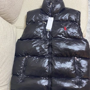 Polo Ralph Lauren - Snygg svart dunväst från Polo Ralph Lauren, västen kanske är använd 3 - 5 gånger så i princip är västen i nyskick. Om ni har frågor eller funderingar så får ni jättegärna höra av er. Mvh Max