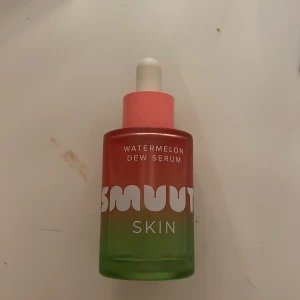 Watermelon Dew Serum från Smuut Skin - Fräscht serum med doft av vattenmelon från Smuut Skin.  Knappast använt, Kommer i en färgglad flaska med pipett för enkel applicering. Perfekt för att ge huden en återfuktande boost. Jääte bra bara att ja har för mycket skinecare