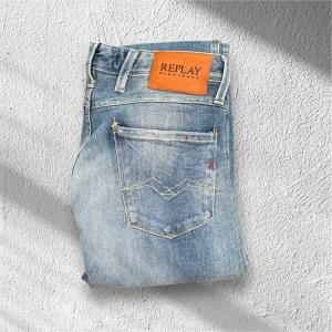 Ljusblå Replay Anbass Jeans – W30 L34 - Säljer ett par ljusblå Replay Jeans i modellen Anbass, storlek W30 L34. Jeansen är i mycket fint skick med minimal användning. En stilren och bekväm modell som passar perfekt till både vardag och fest!