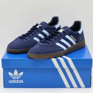 Adidas Spezial sneakers i blått - Snygga Adidas Spezial sneakers i en djupblå färg med ljusblå ränder och detaljer. Skiiitcoola och passar till allt. Köpta i London och endast använda ett fåtal gånger! 