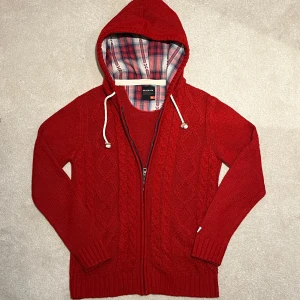 Röd stickad hoodie  - Säljer en snygg röd stickad hoodie. Sjukt unik och snygg. Står S men sitter som M. Vid minsta fråga eller fundering hör av er🤝