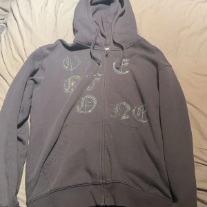 Grå hoodie med dragkedja - Säljer en stilren grå one of one hoodie