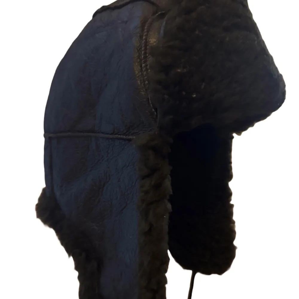 sjukt vintage läder ushanka asså holy moly sjukaste mössan🙏🐺riktigt skön också💋. Asusteet.