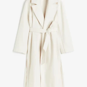 Vit kappa med knytbälte - Elegant vit kappa med knytbälte och klassisk krage. Perfekt för en stilren look under kyligare dagar. Långärmad design med en tidlös siluett.