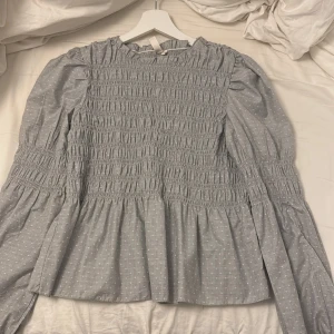 Superfin blus till våren  - Söt blus från ONLY i bra skick. Storlek small. 
