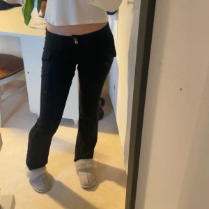 Svarta kostymbyxor  - Snygga svarta kostym byxor i en tight passform. Byxorna har låg midja med två knappar fram. De är tillverkade i ett mjukt och bekvämt material. Jag säljer dom för att dom har blivigt för korta för mig som har storlek 36 och är 1,69, dom har lite noppor men det syns knappt, kontakta för mer information 🥰