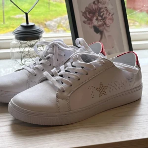 Tom Hilfiger skor - Säljer mina Tom Hilfiger skor då de är för små för mig. Storlek 38, använt bara några få gånger. Fint skick. Nypris; 1279 kr. 