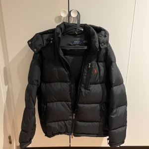 Polo Ralph lauren jacka - Säljer denna nya polo jacka då den inte passade mig som jag önskade. Nyskick, inget fel på den som sagt. Hör av er vid intresse