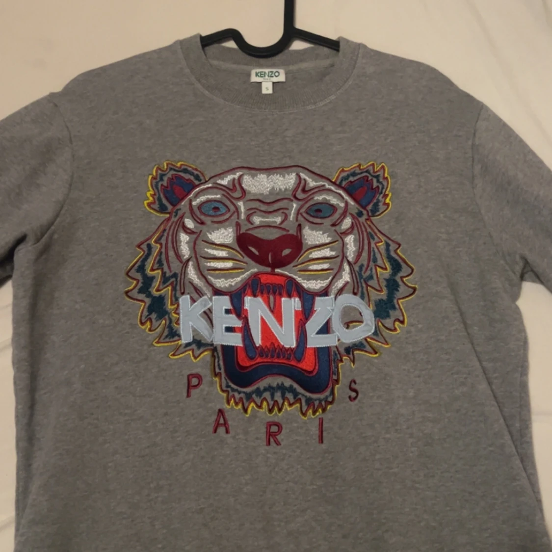 Grå tröja med tigerbroderi från Kenzo