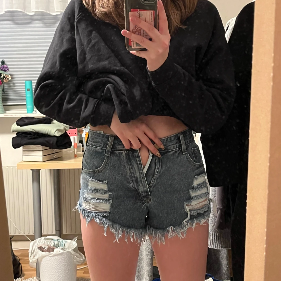 Blå jeansshorts med slitningar