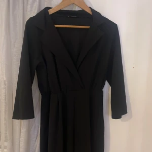 Svart jumpsuit - Svart jumpsuit ifrån Gina tricot storlek L , fint skick 
