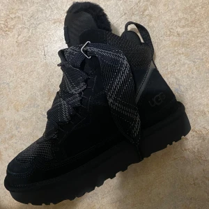 Uggs highmel svarta - Highmel svarta uggs, köpta i london förra året och inte använts så mycket. Hör av er för mer bilder vid intresse pris kan diskuteras 🌸