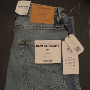 Jack&Jones jeans Slim fit Tim W28 L32 Ljusblå - Ett par helt nya Jack&Jones jeans storlek W28 L32 för endast 299kr! Nypris 799kr! 