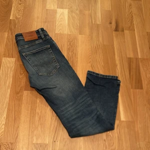 Jack & Jones Jeans - Tja!                         Säljer nu mina blåa Jack and Jones jeans som är strl W28  L30 vilket på dessa jeans motsvarar ngn som är 165-175. Inga defekter. Priset kan diskuteras. Hör av er om ni har frågor
