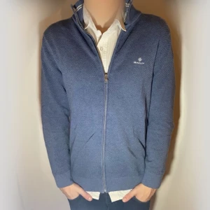 Zip | Gant - ZipTröja | Gant | Ljusblå | Stl S men sitter som M/S | 185 cm & 72 kg han på bilden | Sjukt snygg att ha casual med tshirt, men också med skjorta till finare sammanhang | Köptes på Nk för 1049 
