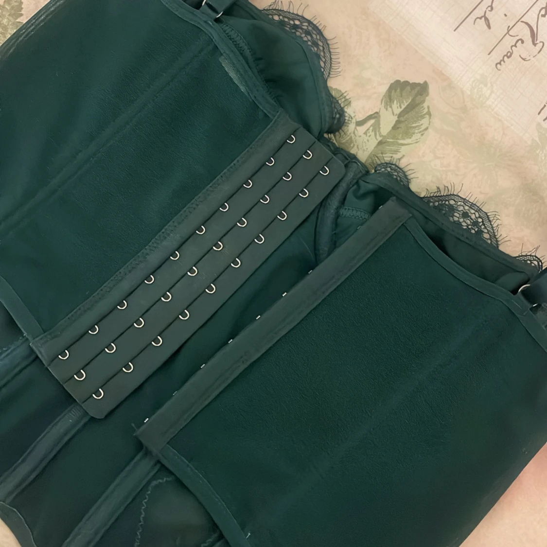 Mörkgrön spetskorsett - 2