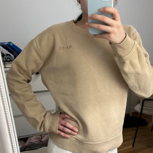 Beige sweatshirt från NA-KD - Säljer en stilren beige sweatshirt från NA-KD