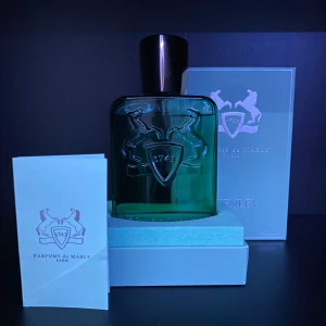 Greenley Eau de Parfum från Parfums de Marly - Jag säljer en parfyms de marly GREENLEY den är helt nytt skick och skulle behöva sälja den för behöver pengar, skriv för att diskutera priser osv.