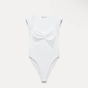 Zara  Vit bodysuit - En helt oanvänd bodysuit, säljer pga liten storlek💗