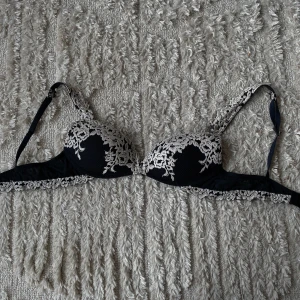 Intimissmi BH - Säljer nu min superfina intimissmi bh då den är för liten, tror det är storlek 75B men kan också vara 70B 💗