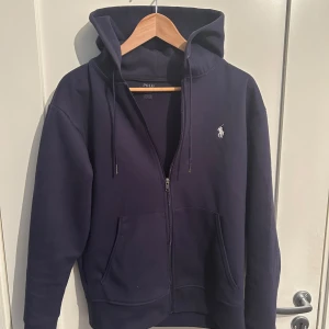 Ralph Lauren zip  - Tjabba, säljer en riktigt fet marinblå ralph lauren hoodie som är i topp skick. 