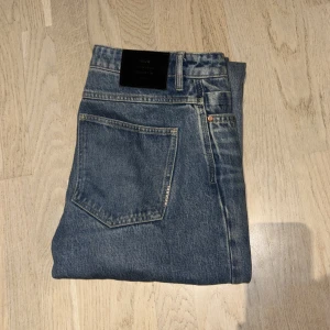 Blå jeans från Neuw - Säljer ett par klassiska blå jeans från Neuw. De har en straight passform och är tillverkade i slitstarkt denim. Perfekta för en avslappnad stil. De har storleken W33 L34 och har passformen Studio Relaxed. Hör av er vid frågor!