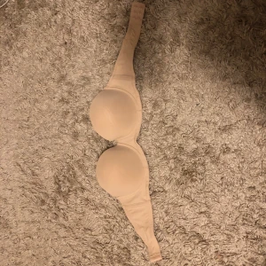 Beige bh utan axelband  - En beige bh utan axelband, perfekt för strapless klänningar och tubtoppar. Passar en C kupa, genomskinliga axelband skickas med!🤍