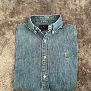 Blå jeansskjorta från Ralph Lauren - Snygg blå skjorta från Ralph lauren! Storlek S, kom privat vid funderingar!😊