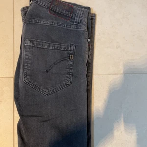 Dondup jeans  - Hej,säljer dessa jeans i ett fint skick i storlek w31 jeansen är i märke dondup kom privat för frågor?