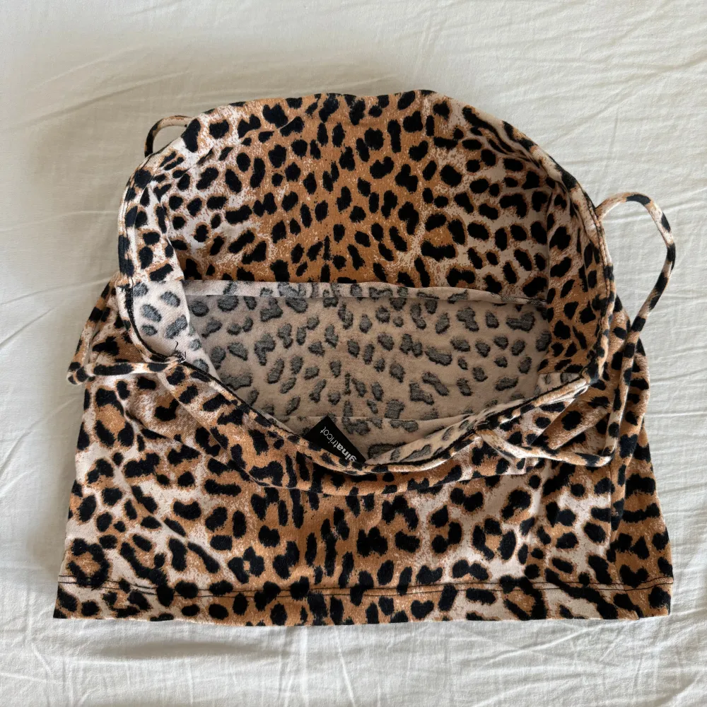 Snyggt leopardmönstrat linne med smala axelband från Gina Tricot. Perfekt till vardags eller en utekväll. Har bara använts ett fåtal gånger och har inga defekter. Den är lite kortare i modellen och har dubbelt tyg över bysten så man slipper bära bh! 🤎. Yläosat.