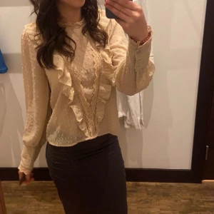 Blus  - Jätte fin beig blus med en fin design 🥰