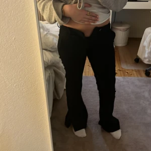 Svarta kostymbyxor från BikBok - Snygga svarta kostymbyxor från BikBok i storlek 36. De är bootcut och är perfekta för en stilren look. Byxorna har fickor som rymmer din mobil  och sitter jätte bra runt rumpan.