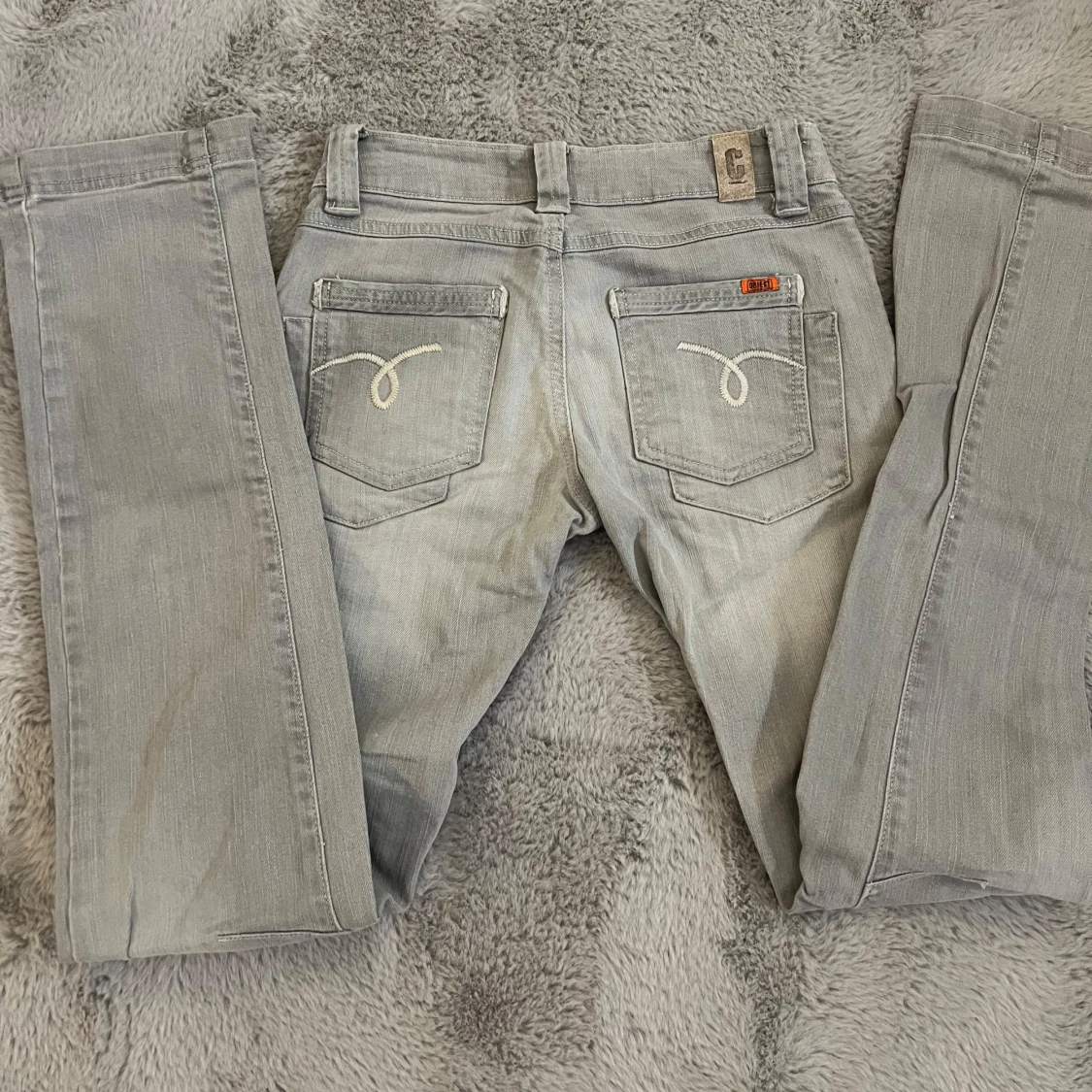 Grå lågmidjade jeans med broderade detaljer