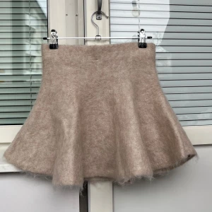 Stickad mohair kjol - Supersöt stickad kjol ifrån H&M i Mohairblandning!💓 Den är i superfint skick knappt använd😇 Tyvärr för liten för mig💓