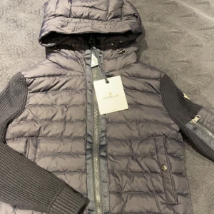 Moncler cardigan - Etiketten är borta dock är den inte använd så mycket, säljer det bästa priset i plick