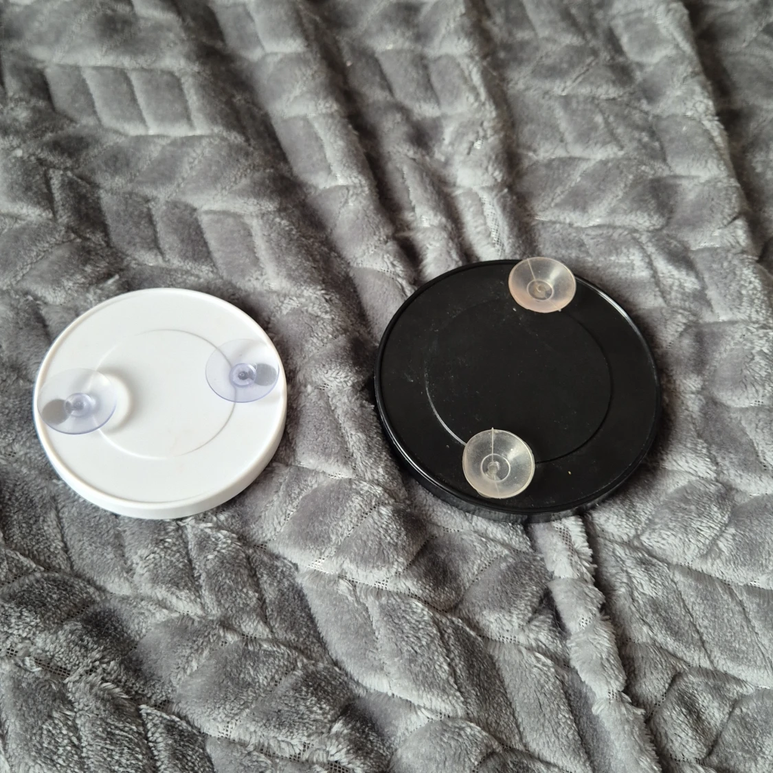 Runda speglar med sugproppar - 2