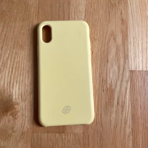 Gult mobilskal - Säljer ett stilrent gult mobilskal med en enkel design. Skalet har en slät yta och med Mobellos loga längst ner. Perfekt för att skydda din telefon med stil.