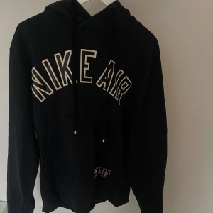 NIKE HOODIE - Hoodie från Nike i vintage stil, strl S, använd men fint skick. 