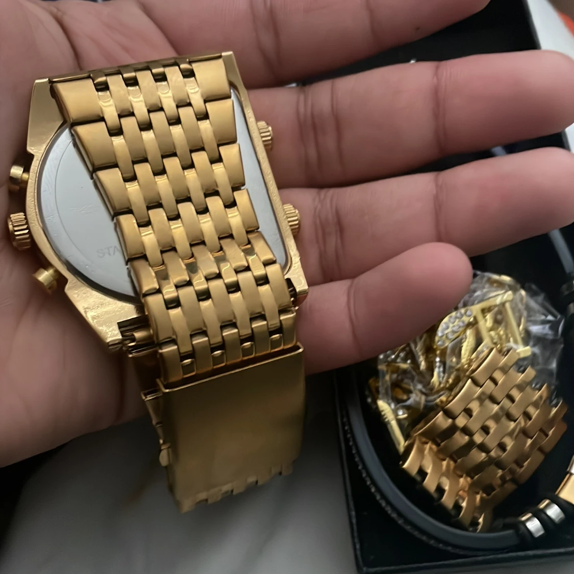 Guldfärgad klocka med länkarmband - 1