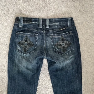 Mörkblå miss me jeans - Super fina i nyskick Lågmidjade och raka i modellen🤩 midjemått: 39cm tvärs över innerbenslängd: 79cm 