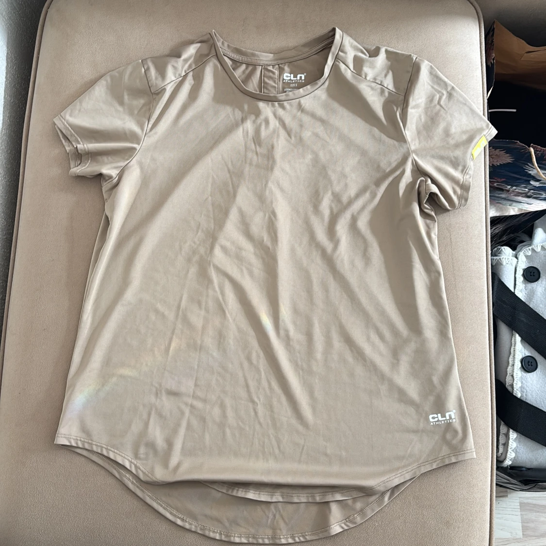 Beige träningstshirt från CLN Athletics - 1