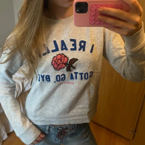 Tröja - Sjukt snygg tröja med cool text! Perfekt skick och perfekt till våren!!