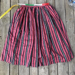 rosa och svart randig kjol - rosa och svart randig kjol, förmodligen retro! ganska djupt mörkrosa, första bilden är mest lik verkligheten. har volym och går till under knät. väldigt mjuk och skön (: stl S-M midjemått 35cm