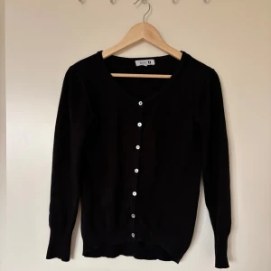 Svart kofta för dam - Superfin svart basic koffta som tyvärr är för liten för mig. Står som storlek S men den passar snarare en xs och eller xxs