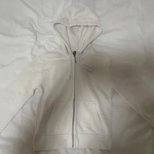 Vit hoodie med dragkedja - Säljer en vit hoodie med dragkedja 🩷 från h&m