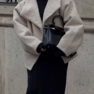 Beige teddyjacka-boucle jacket - Säljer en mysig beige teddyjacka från Gina tricot. Jackan är köpt i Köpenhamn för en månad sen och har inte använts någon gång. Jackan finns inte att köpa längre. Kom privat för fler bilder🥰pris kan diskuteras.