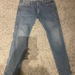 Blå jeans från Replay - Tjena, säljer ni dessa sjukt snygga replay jeans i blått. Jeansen är använda men har mycket kvar att ge, storleken är i W33 L32 men går såklart att lösa mått om de skulle behövas. Tveka inte på att höra av dig efter fler bilder eller frågor 👊🔥🔥snabb affär= bättre pris såklart 