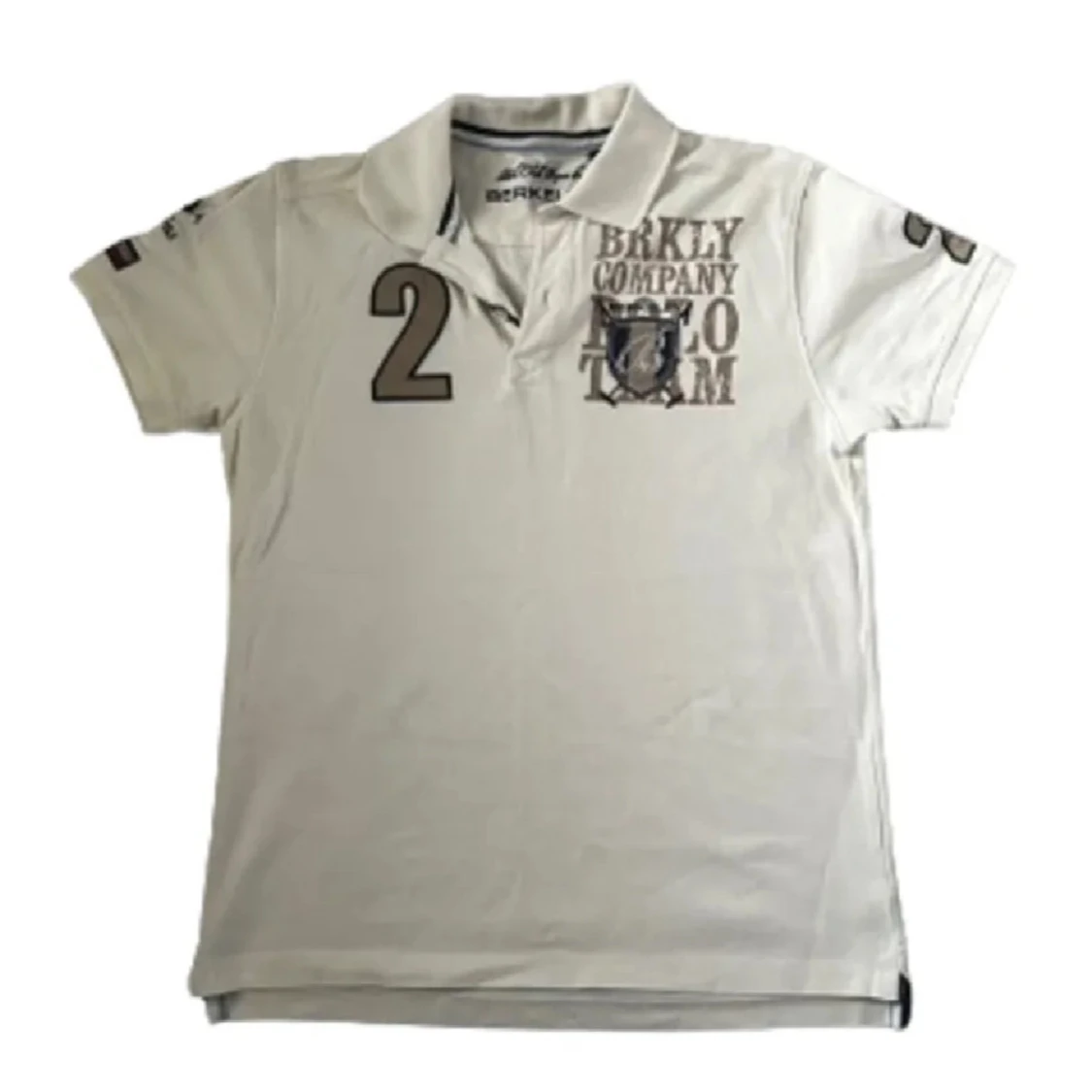 Vit kortärmad pikétröja från BRKLY