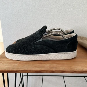 Bottega Veneta slip-ons mörkblå - Mörkblå slip-ons från Bottega Veneta. Använt sparsamt utan skador, skick 8/10. Säljer då dem inte kommer till användning längre. Skor och dustbags medföljer. Skriv gärna vid frågor eller funderingar!