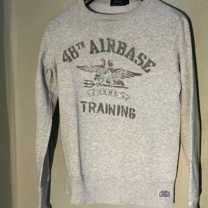 Grå sweatshirt från Ralph Lauren - Tröjan har långa ärmar och ribbade muddar vid ärmslut och nederkant. 